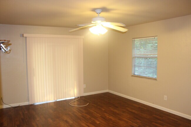 Foto del edificio - PRE-LEASING 8/1/18   Great Updated 4 Bedroom Home