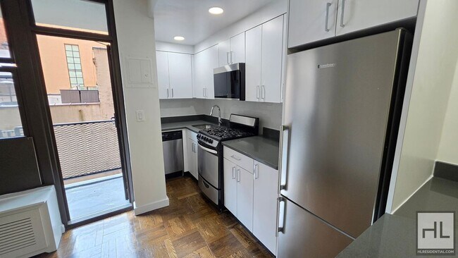 Foto del edificio - Murray Hill Studio with Private Balcony