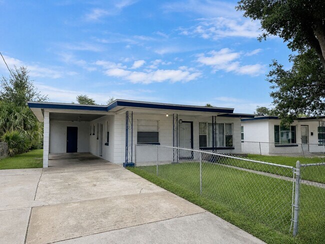 Foto del edificio - Sunlit 3Bedroom/1.5Bath home with flexible outdoor space!