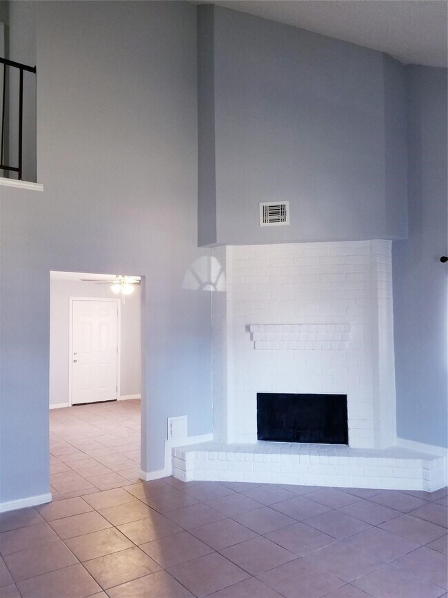Foto del edificio - 8631 Valley Ledge Dr