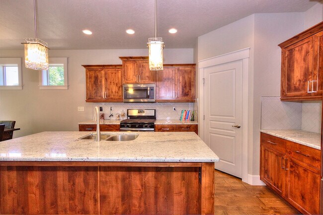 Foto del edificio - Beautiful Custom Home in Great Location