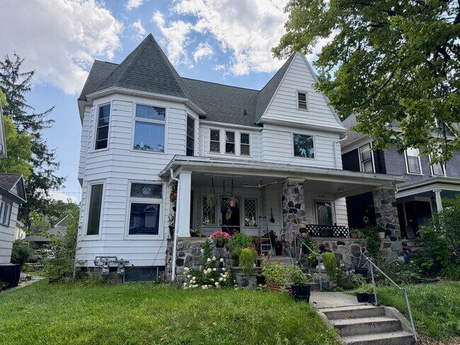 Building Photo - 610 Parkwood St NE