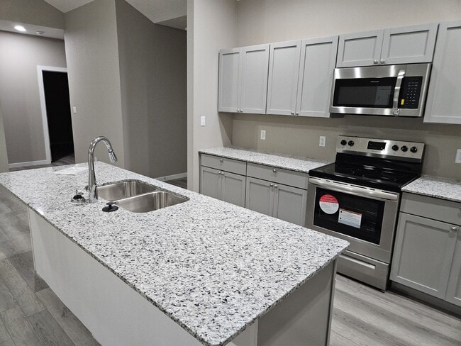 Building Photo - 4 Bed Ozark Home Availalbe Early June!