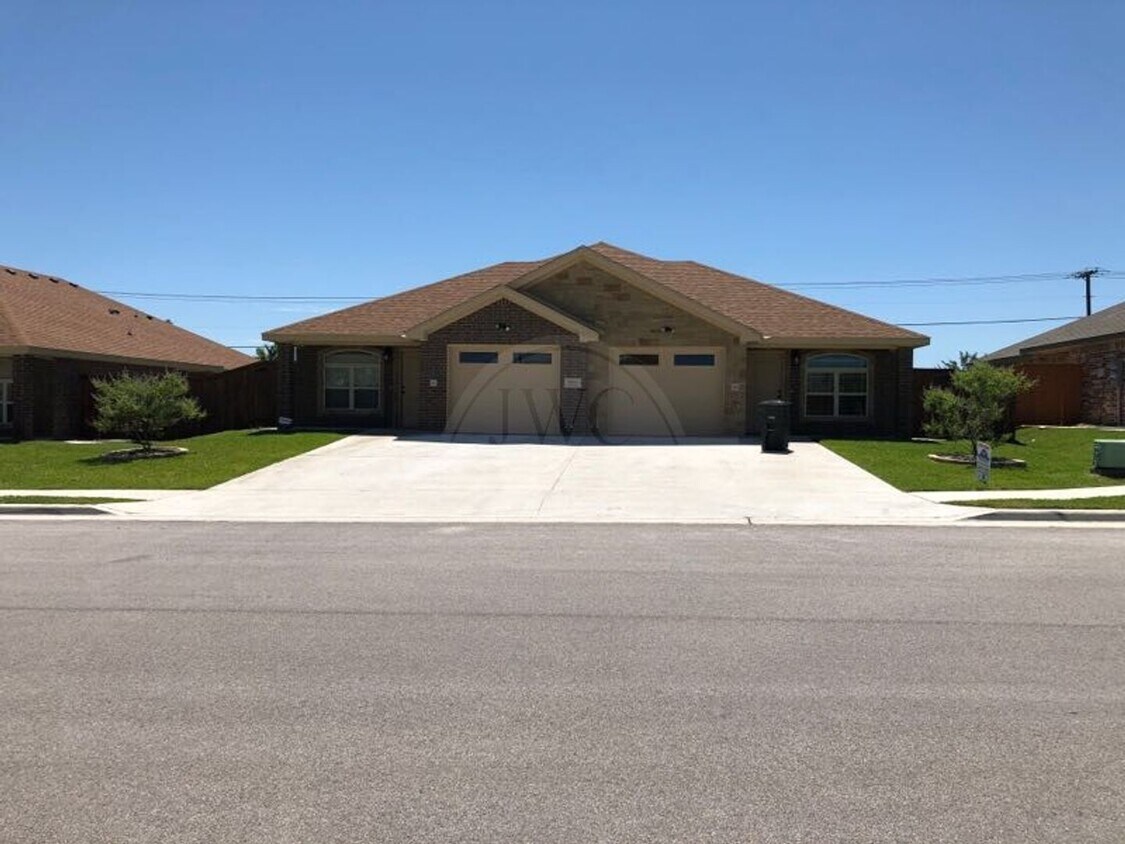 Foto principal - 5800 Luminous Ln