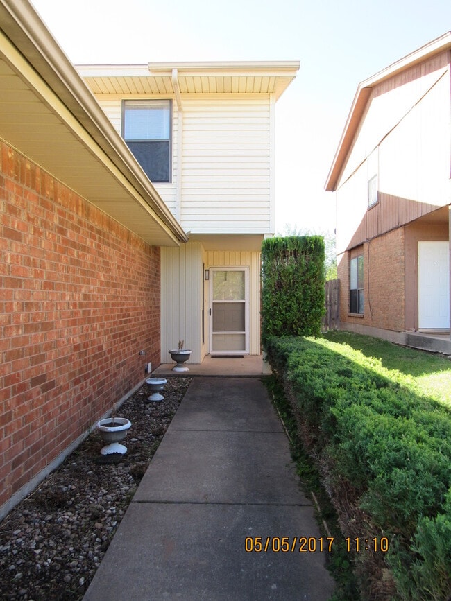 Building Photo - PET'S NEGOTIABLE WITH HOMEOWNER APPROVAL!!