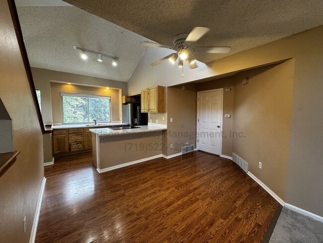 Foto del edificio - Charming 3-Bedroom Townhouse in Broadmoor ...