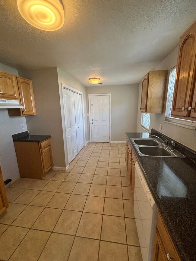 Building Photo - Alcoa School cottage coming soon!