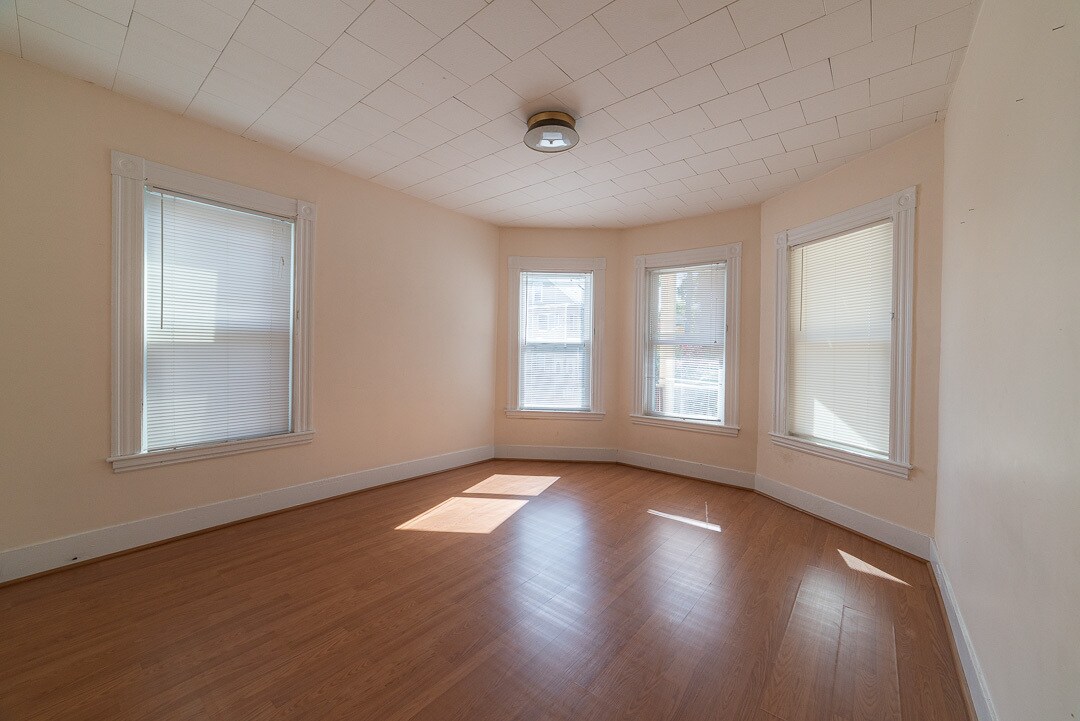 Primary Photo - 3 Seaview Ave
