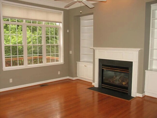 Building Photo - Lovely 2 BR, 2 Ba +den Duplex in quiet nei...