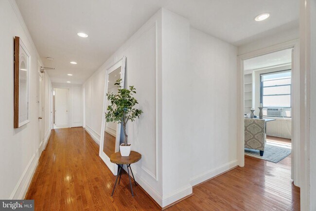 Building Photo - 2031 Locust St