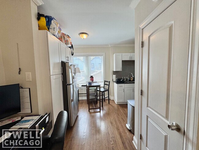 Foto del edificio - 3825 N Greenview Ave