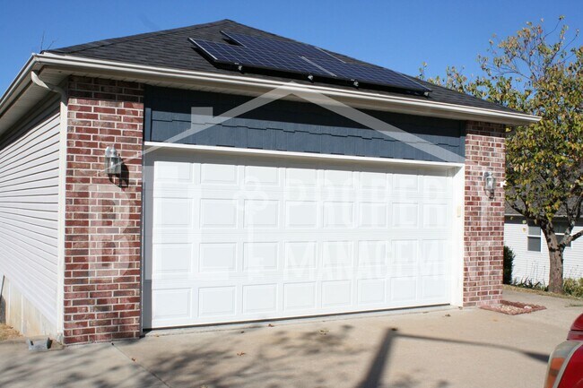 Foto del edificio - Wonderful 5 Bedroom 3 Bath Home with Attac...