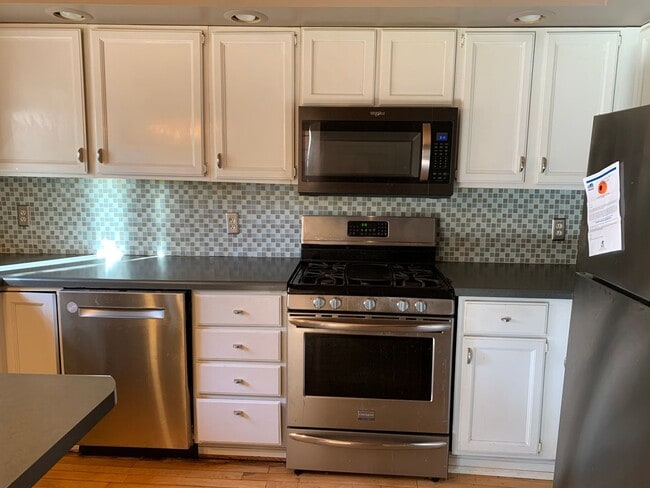 Building Photo - AVAILABLE SEPTEMBER - Must-Have 3 BED 2 BATH