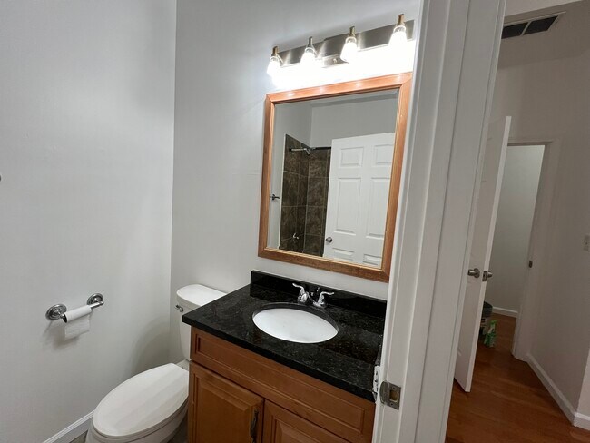 Baño principal - 3008 W Flournoy St