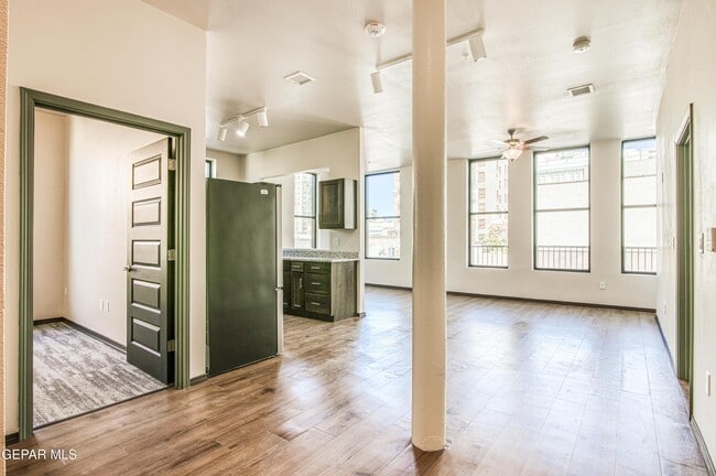 Building Photo - 312 E Overland Ave