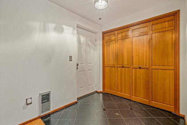 Foto del edificio - Large 2 Bedroom in Queen Anne * Utilities/...