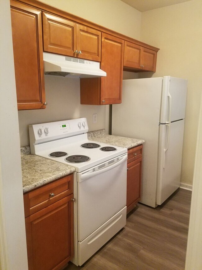 Foto del edificio - 3/2 Townhouse off Blairstone Road, Right By Governors Square Mall!