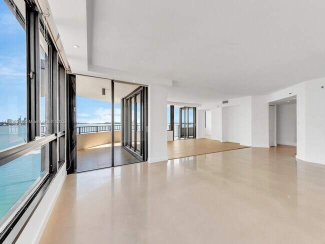Foto del edificio - 520 Brickell Key Dr