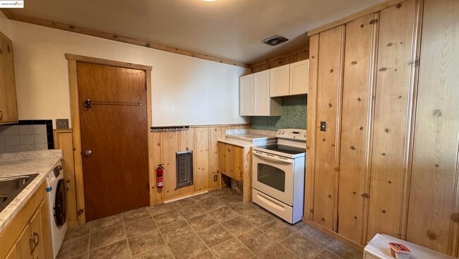 Building Photo - 8368 Rainbow Ave