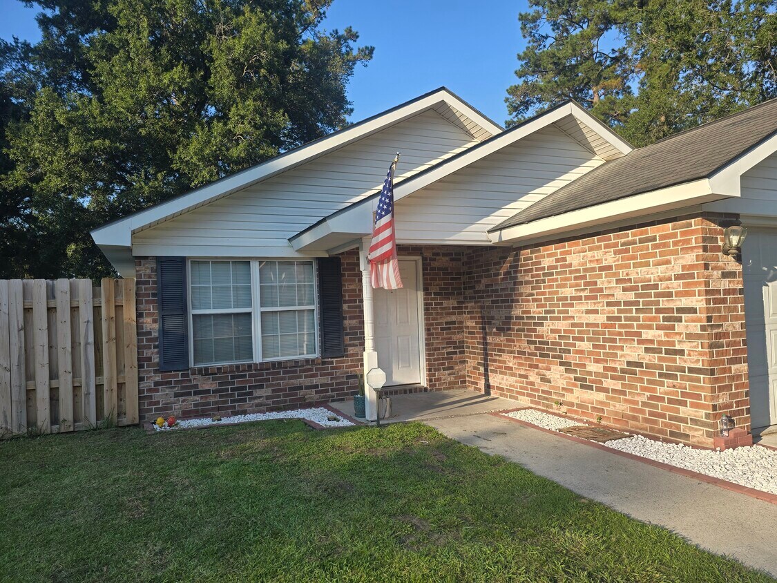 Foto principal - 208 E Mell St