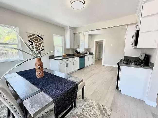 Fully remodeled kithen w/ quartz countertops - 3824 Spruce St