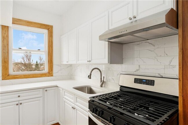 Foto del edificio - 1221 Chalkstone Ave