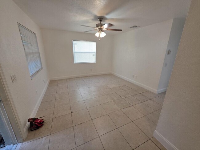 Foto del edificio - 1130 N F St