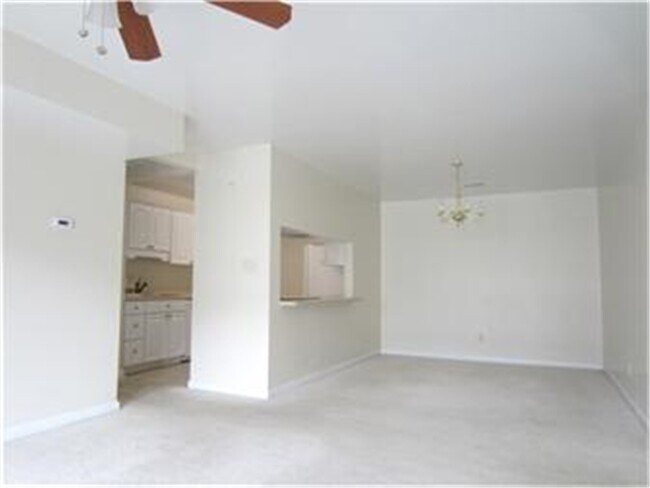 Building Photo - 701 Waters Edge Dr