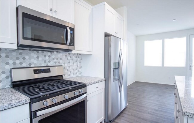 Foto del edificio - 3-Story Townhome w/ 2 Car Garage in New Co...