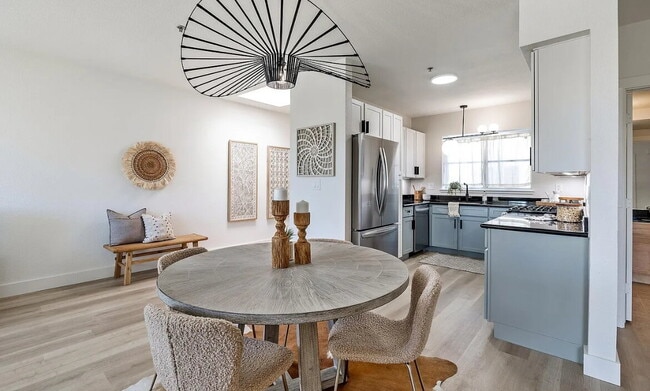 Building Photo - "Chic 1-Bedroom Retreat in Oakland with Ha...