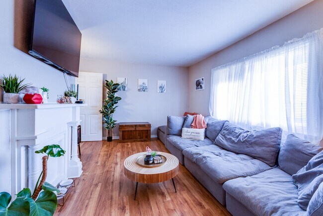 Building Photo - 1022 E Warrington Ave