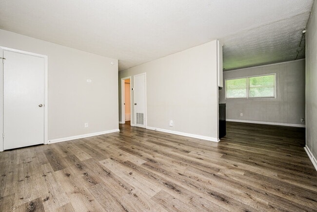 Building Photo - 494 Clara Dr