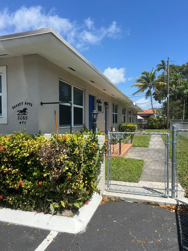 Foto principal - 1085 W Flagler St