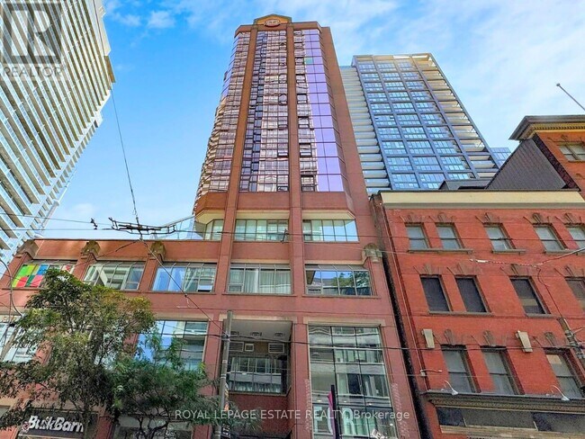 Photo du bâtiment - 393-393 King St W