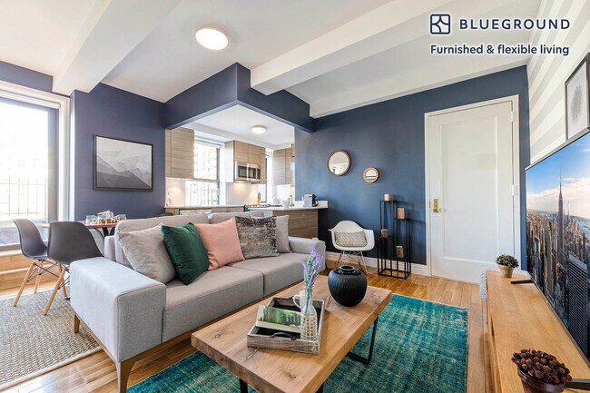 Building Photo - 210 W 70th St