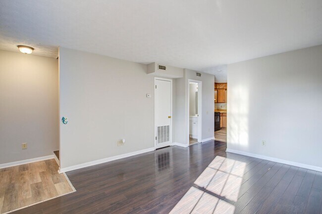 Foto del edificio - 5021 Emerald Dr