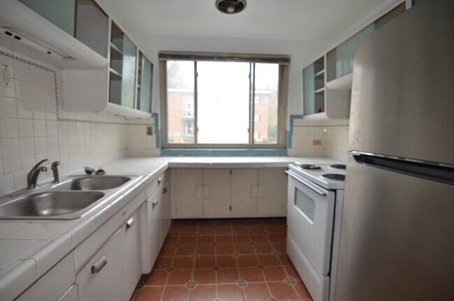 Building Photo - 4028 Ledgewood Dr