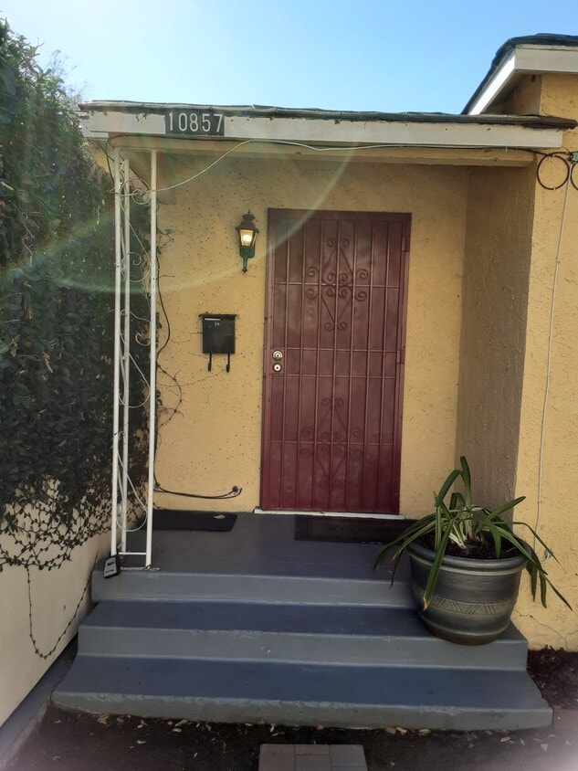 Front Entrance with security screen door - 10857 Jefferson Blvd