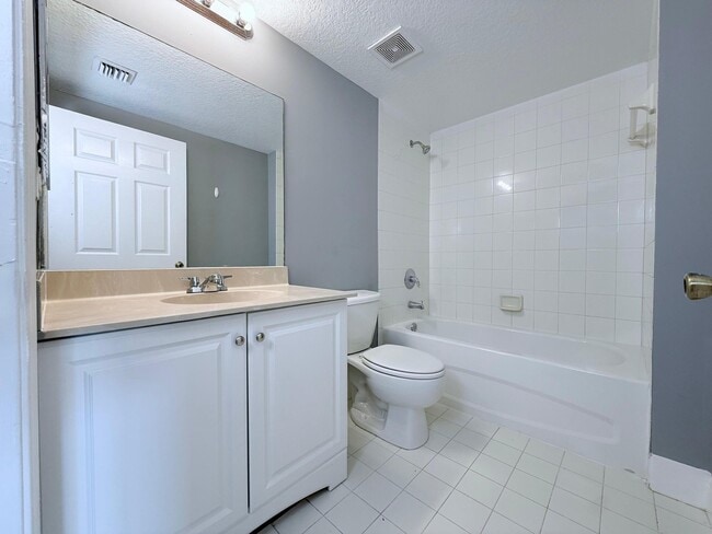 Foto del edificio - 1115 Golden Lakes Blvd