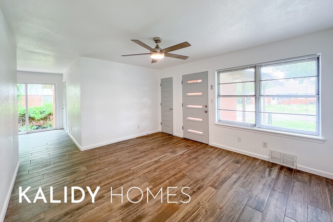 Building Photo - 402 W Fairchild Dr
