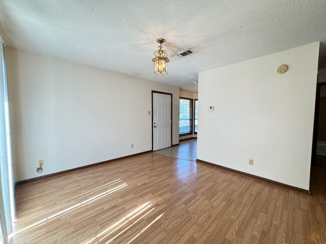 Building Photo - 329/331 S Maple St