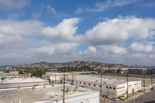 Foto del edificio - 200 N San Fernando Rd