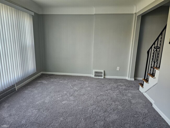 Building Photo - 2 br, 1 bath Duplex - 19735 Meyers Rd 1973...
