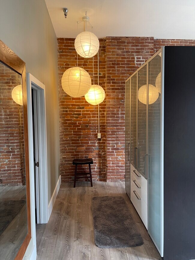Zona de armario contigua al baño - 412 Delaware St
