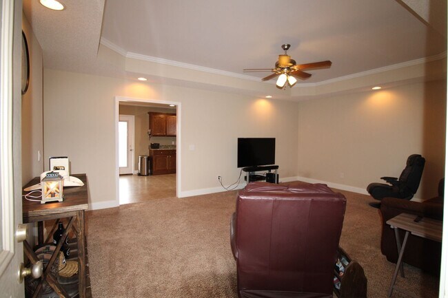 Building Photo - Popular Linwood Plantation - 3/2, huge fen...
