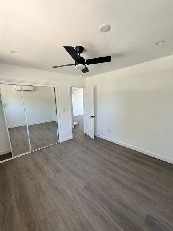Building Photo - 1550 1/2 West 59th Place