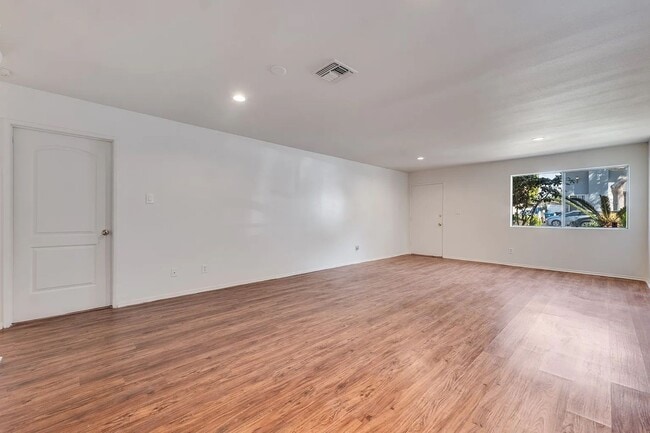 Building Photo - 540 E Hyde Park Pl