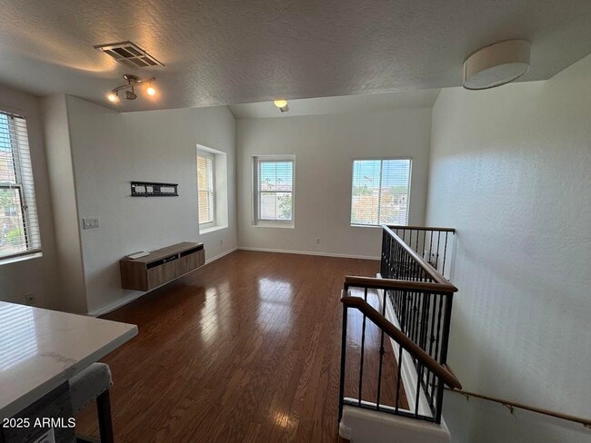 Building Photo - 104 W Laurel Ct