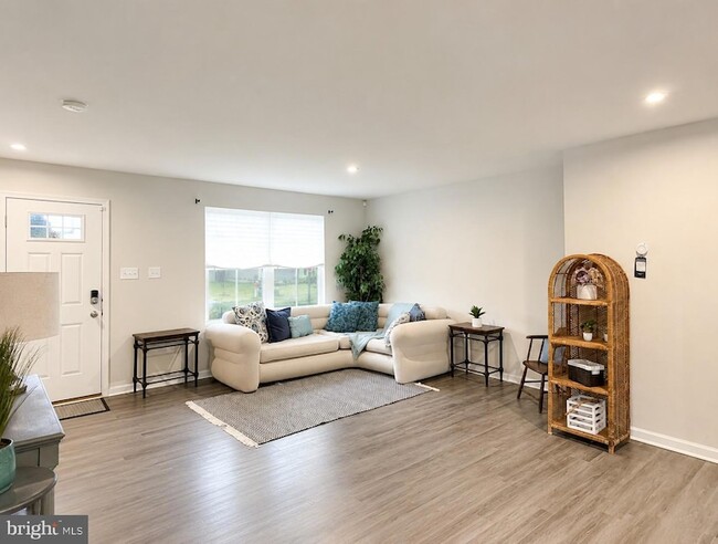 Building Photo - 27003 Greenleaf Dr