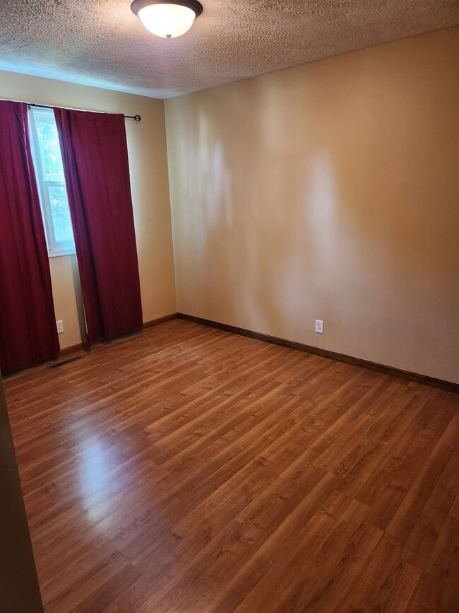 Building Photo - 3 Bed 2 Bath Spacious home!